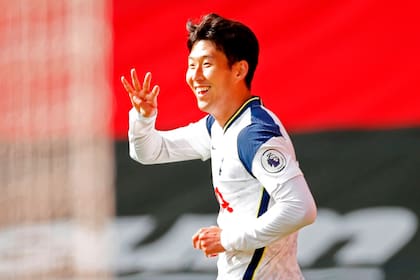 El delantero surcoreano del Tottenham Hotspur, Son Heung-Min, festeja su cuarto gol durante el partido de fútbol de la Premier League inglesa entre Southampton y Tottenham Hotspur en el estadio St Marys en Southampton.