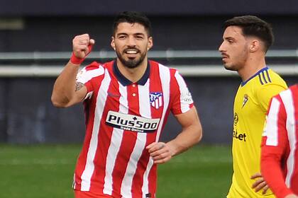 El delantero uruguayo del Atlético de Madrid Luis Suárez celebra tras marcar un gol durante el partido de fútbol de la liga española Cádiz CF contra el Club Atlético de Madrid en el estadio Ramón de Carranza de Cádiz el 31 de enero de 2021