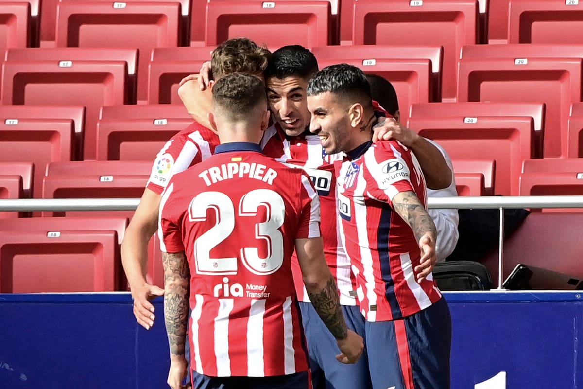 El delantero uruguayo del Atlético de Madrid Luis Suárez celebra con sus compañeros tras anotar durante el partido de fútbol de la liga española Club Atlético de Madrid contra el Real Madrid CF en el estadio Wanda Metropolitano de Madrid el 7 de marzo de 2021 (Foto de JAVIER SORIANO / AFP).