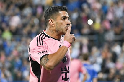 El delantero uruguayo Luis Suárez del Inter Miami celebra tras un marcar un gol ante CF Montreal en la MLS, el sábado 11 de mayo de 2024, en Montreal. (Graham Hughes/The Canadian Press vía AP)
