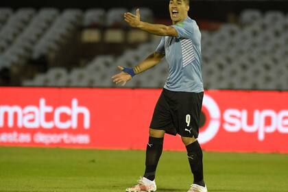 El delantero uruguayo Luis Suárez grita durante el partido contra Paraguay por las eliminatorias del Mundial, el jueves 3 de junio de 2021, en Montevideo. (Sandro Pereyra/Pool vía AP)