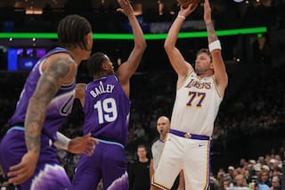 Luka Doncic anota 52 puntos, récord de la temporada NBA, en triunfo de Lakers ante Jazz
