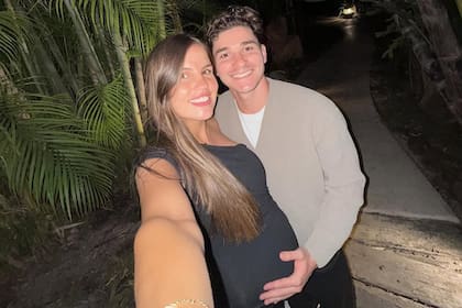 El delantero y su pareja descansaron antes de la llegada de Amadeo (Foto: @emiliafferrero)