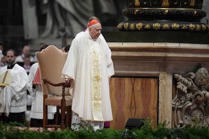 El delegado del Santo Padre, el cardenal Domenico Calcagno, preside una misa en la Basílica de San Pedro del Vaticano, el 17 de abril de 2025