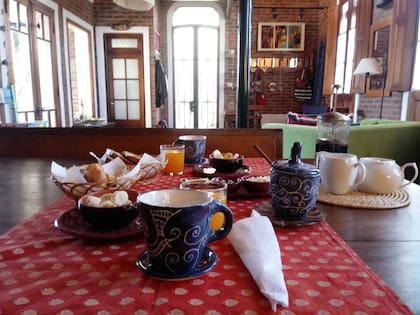 El delicioso desayuno de La Demorada se sirven en la sala de la casa.