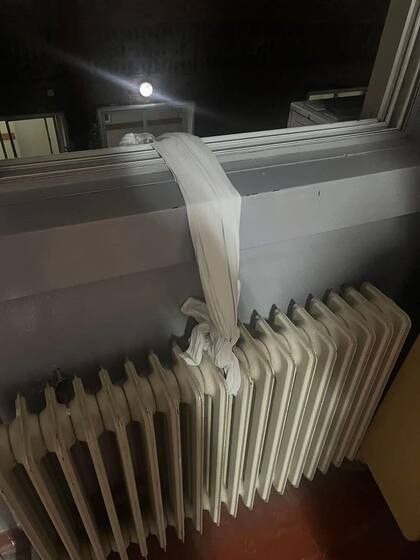 El delincuente ató las sábanas a la estufa