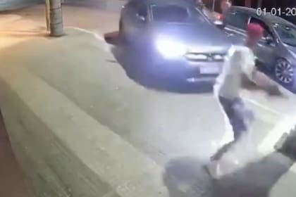 El delincuente casi fue atropellado por la víctima