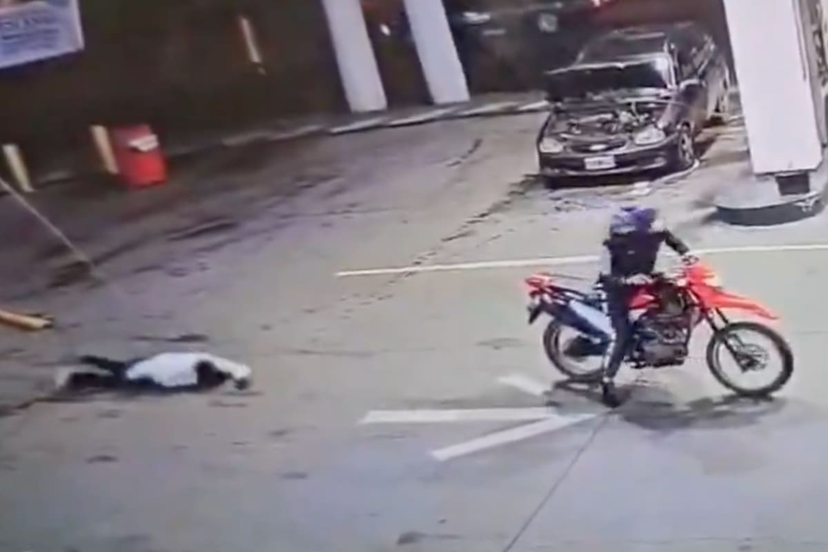El delincuente cayó de la moto en que se movía tras el disparo