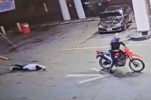 Video: una policía disparó a dos motochorros que intentaron robar en una estación de servicio