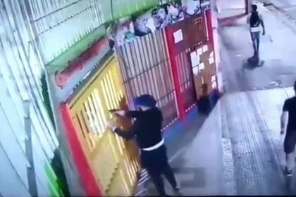 El delincuente disparó desde afuera del negocio