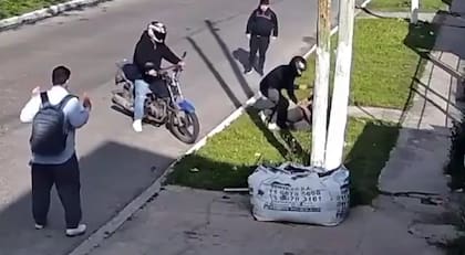 El delincuente golpeó al joven a pesar de que no ofreció resistencia