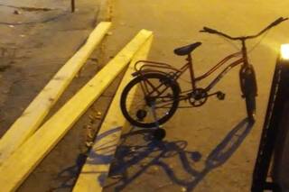 Robo una bicicleta y tres maderas y se llevó una paliza; quedó en estado crítico