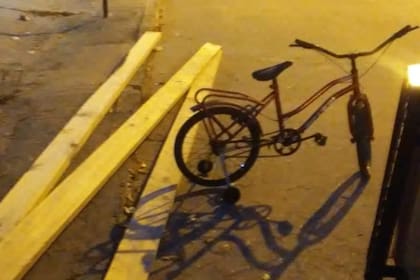 El delincuente intentó robar tres vigas de madera y una bicicleta para niños de una vivienda de Quilmes