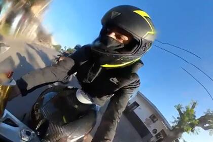 El delincuente quedó filmado cuando intentó llevarse la moto de la víctima