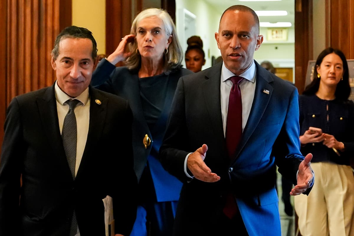 El demócrata Hakeem Jeffries se toma su tiempo para retrasar el proyecto fiscal de Trump