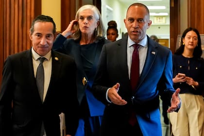 El demócrata Hakeem Jeffries se toma su tiempo para retrasar el proyecto fiscal de Trump