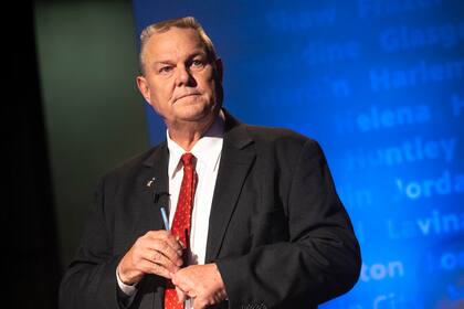 El demócrata Jon Tester se prepara para debatir al republicano Tim Sheehy en la contienda para un escaño senatorial por Montana, el 30 de septiembre del 2024 en Missoula, Montana. (Ben Allan Smith/The Missoulian via AP)