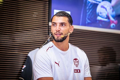 El denunciado es el delantero español Rafa Mir, de 27 años