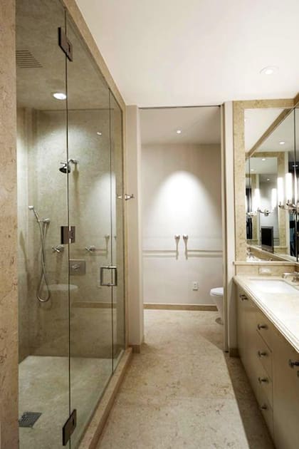 El departamento 607 tiene 3 baños en suite, recubiertos en mármol