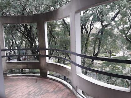 El departamento, con un valor de 12 millones, tiene 8,80m² de superficie semi cubierta y 6,72 m² de balcón, en Flores