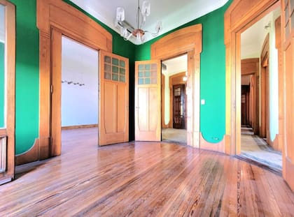 El departamento conserva los pisos y caprintería originales.
