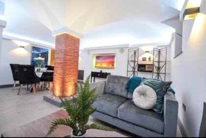 El departamento cuenta con techos circulares y espacios amplios. Fue puesto a la venta por 325.000 libras (Rightmove)