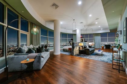 El departamento de 864 m² tiene cuatro dormitorios, ocho baños y cuatro terrazas