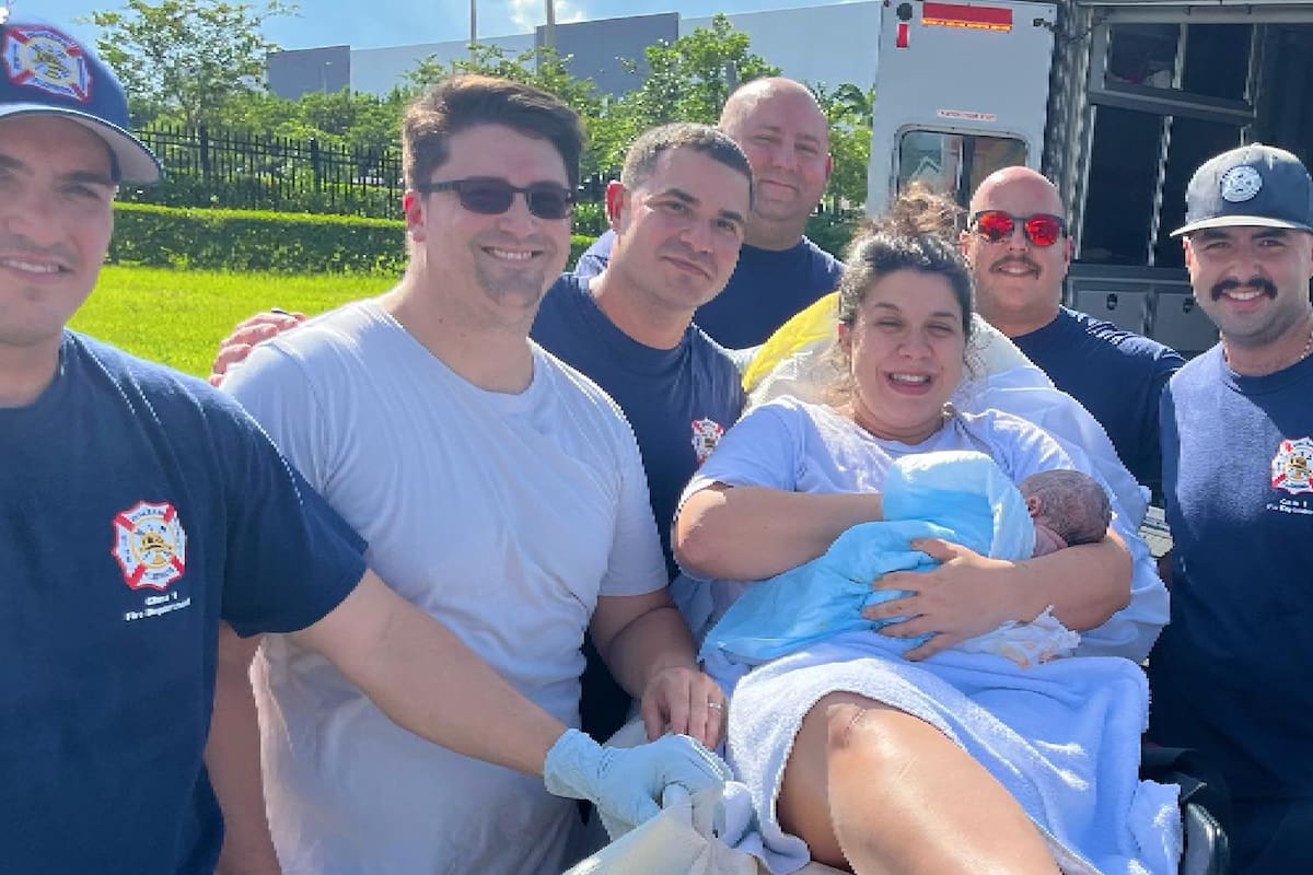 El Departamento de Bomberos de Hialeah, en Florida, ayudó a la madre a dar a luz y compartió la noticia del nacimiento