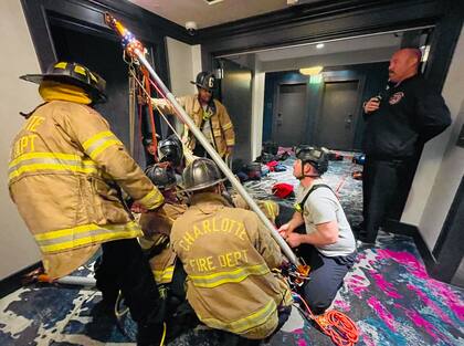El Departamento de Bomberos trabajó por horas para abrir el ascensor