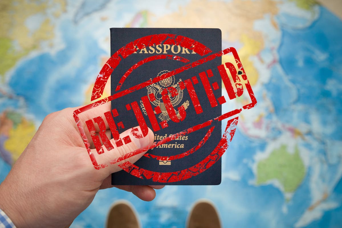 El Departamento de Estado prohíbe explícitamente el uso de IA o filtros digitales para generar o retocar las fotografías de los pasaportes estadounidenses