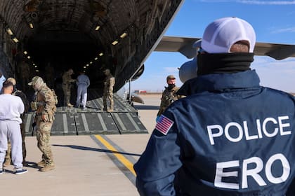 El Departamento de Seguridad Interior (DHS) compartió las primeras imágenes de los vuelos con inmigrantes ilegales en Guantánamo, Cuba.