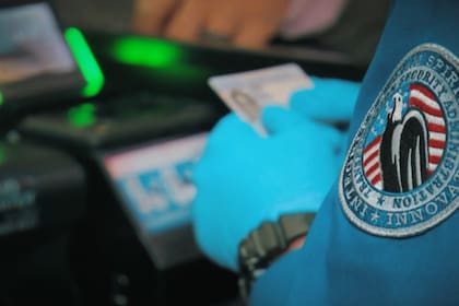 El Departamento de Seguridad Nacional confirmó que las licencias sin el sello Real ID dejarán de ser válidas en los controles de los aeropuertos del país