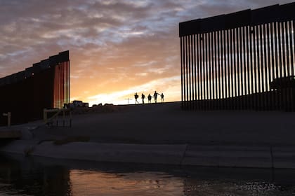 El Departamento de Seguridad Nacional de Estados Unidos anunció una regla final que refuerza las restricciones para ciertos migrantes que intenten solicitar asilo