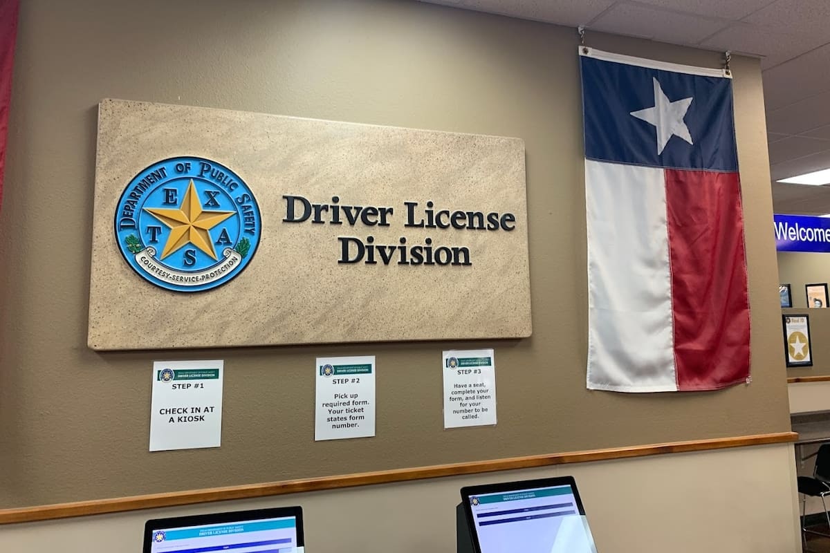 El Departamento de Seguridad Pública de Texas advierte que en ningún momento se puede tener más de una licencia de conducir para vehículos comerciales