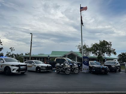 El Departamento de Seguridad Vial y Vehículos Motorizados de Florida distribuye licencias de conducir, registros de vehículos de motor, y títulos de vehículos de motor