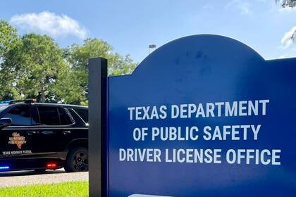 El Departamento de Vehículos Motorizados de Texas emitió un boletín el 18 de noviembre de 2025 para aclarar los requisitos de registro vehicular