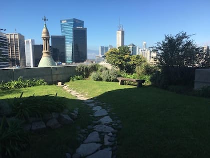 El departamento del piso 14 del tradicional edificio Kavanagh, cuenta con un jardín con césped, y su costo es de US$ 3.500.000