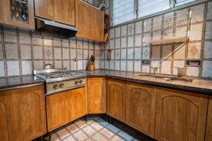 El departamento donde vivió Enrique Pinti cuenta con una amplia cocina