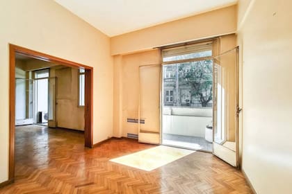 El departamento donde vivió Enrique Pinti tiene cinco ambientes distribuídos en unos 158 metros cuadrados cubiertos