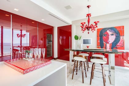 El departamento está amoblado y tiene una decoración bien moderna