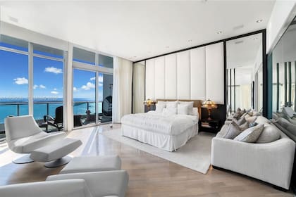 El departamento está ubicado en el piso 46, y cuenta con cuatro habitaciones y cinco baños