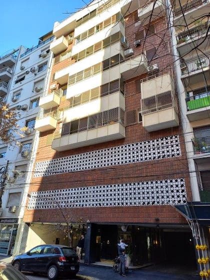 El departamento está ubicado en la calle Arenales al 2832