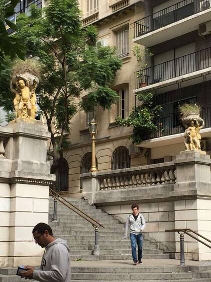 El departamento está ubicado en La Isla, la coqueta zona a pasos de la Biblioteca Nacional.