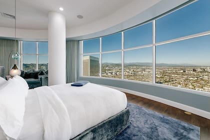 El departamento está ubicado en un piso 40 y tiene vistas espectaculares a la ciudad de Los Ángeles