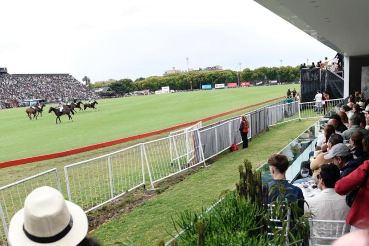 El departamento modelo del showroom del proyecto Decó Polo que balconea a la cancha desde donde 130 invitados pudieron ver una final electrizante