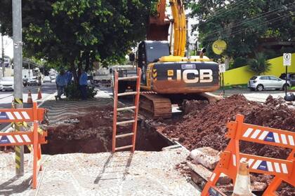 El Departamento Municipal de Agua y Alcantarillado de Uberlandio señaló que el hueco se produjo por las intensas lluvias en la zona y por la rotura de caños fluviales que erosionaron la vereda