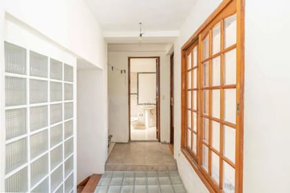 El departamento que se encuentra en el mismo edificio está a la venta
