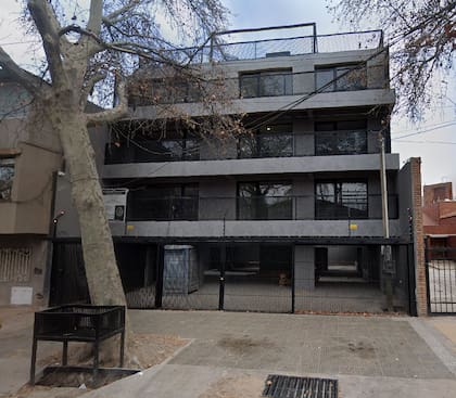 El departamento, ubicado en un primer piso a metros del Parque San Martín, no está amoblado y tiene acceso por ascensor o escalera