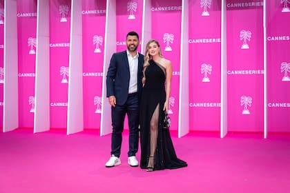 El deportista y la modelo se mostraron muy simpáticos durante esta presentación. El documental, que el próximo 7 de mayo llega a la pantalla de Disney+, recorre la vida y carrera del exjugador argentino con material de archivo inédito y entrevistas exclusivas a su familia, amigos y reconocidas figuras del deporte como Lionel Messi, Pep Guardiola, Nicolás Otamendi e Ibai Llanos