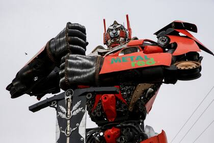 El depósito de Chatarra "Metal Red" mandó a construir un Transformer con chatarra. Barrio Las Heras, Mar del Plata; al igual que los robot multiforma de la saga de comics y películas, el Morphobot es capaz de cambiar de método de locomoción según sus necesidades